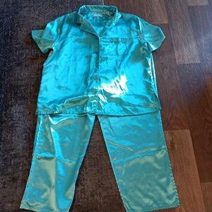 Valerie Stevens íntimates. 100% polyester pajama set in good fresh condition